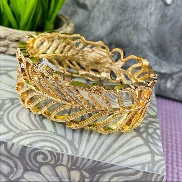 Dillards Vintage Inspired Gold Tone Cuff Bracelet Blue Stone NWT - Picture 3 of 10